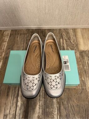 Array Women's Silver Comfort Slip-On Flats Size 7 Narrow
